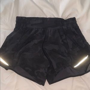 Lulu lemon black camo hotty hot shorts 4 inch